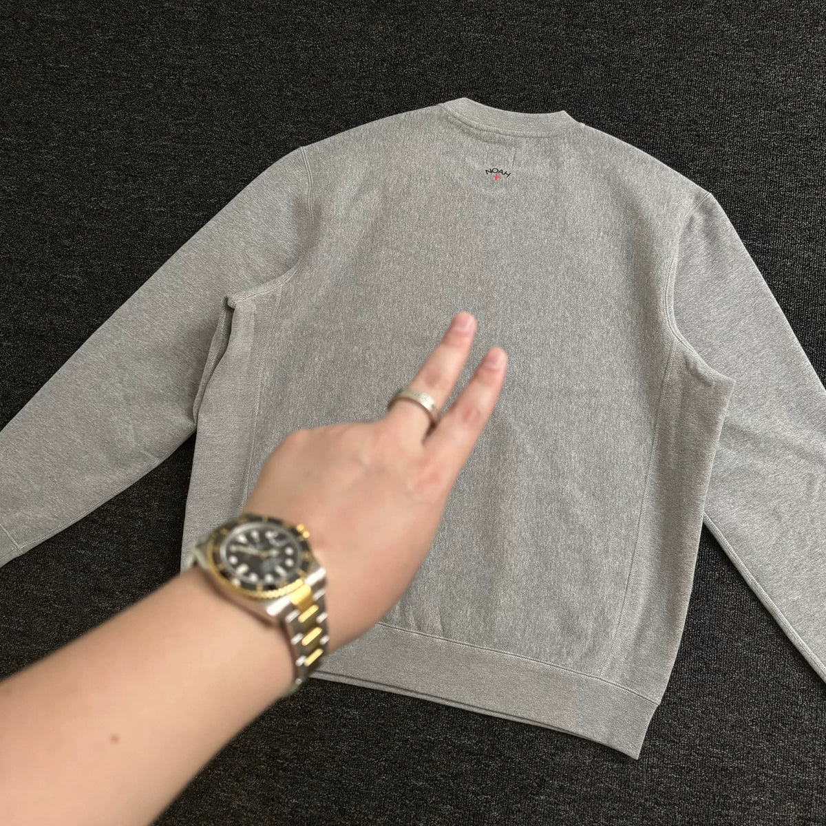 NOAH MARS niche trendy brand with a small cross on the back, American casual simple thread splicing round neck sweatshirt